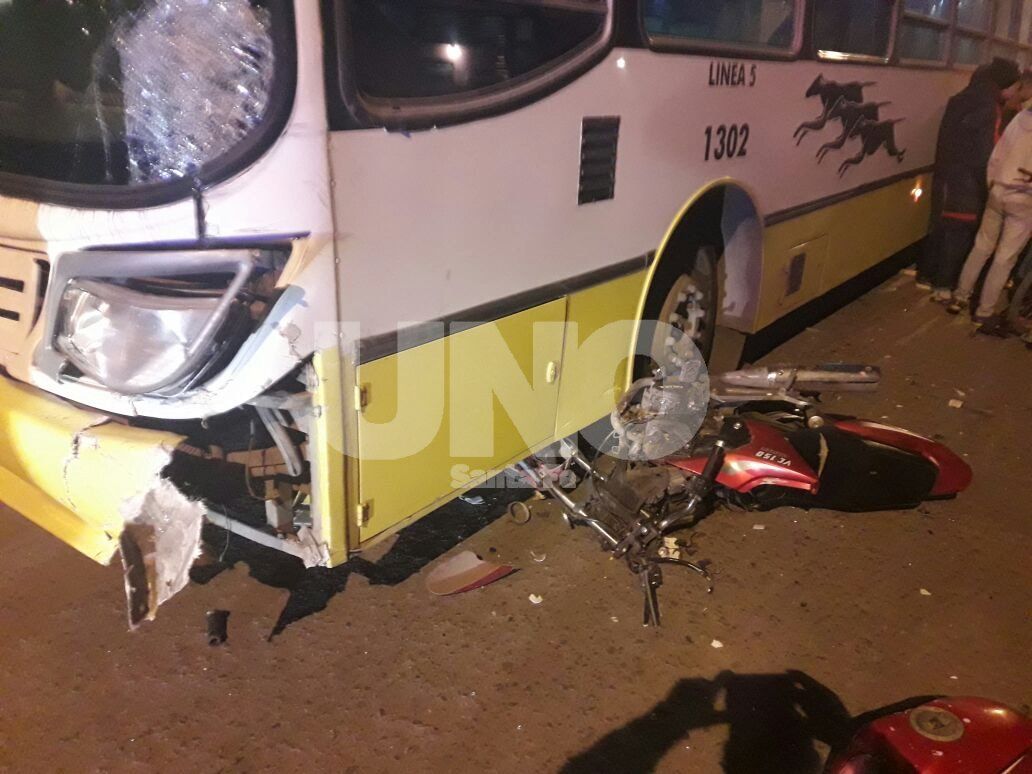 Fatal. La moto, aplastada por la rueda delantera izquierda del colectivo.&nbsp;
