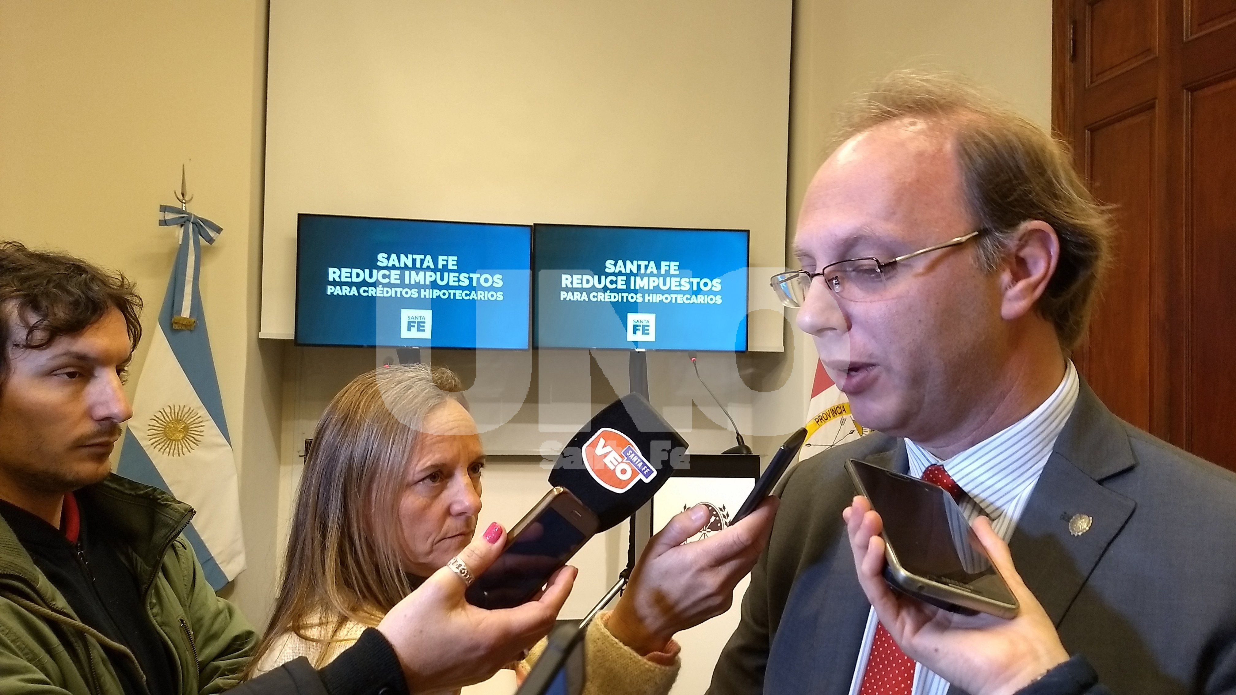 El ministro de Economía adelantó que se terminará de definir el mecanismo para abonar el aumento en reunión de gabinete. El ministro de Economía adelantó que se terminará de definir el mecanismo para abonar el aumento en reunión de gabinete.