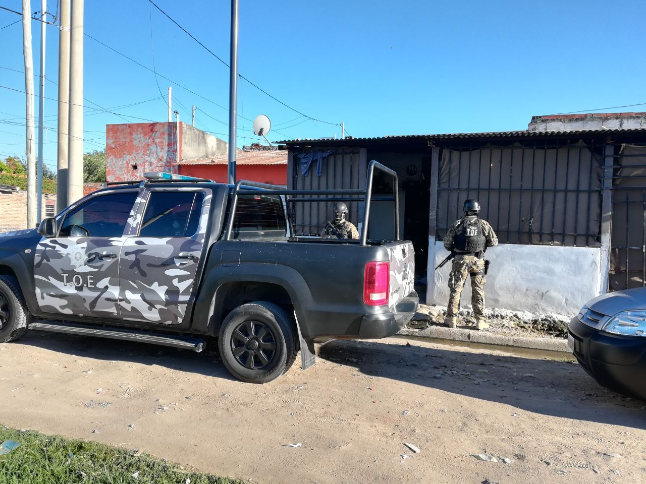 Allanamiento. En el operativo intervinieron agentes de la Tropa de Operaciones Especiales.