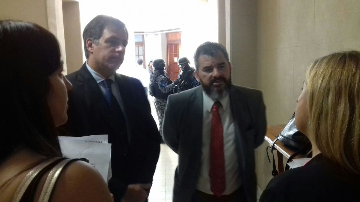 El fiscal regional Arietti y el fiscal Marchi, antes de comenzar la audiencia imputativa de hoy.&nbsp;