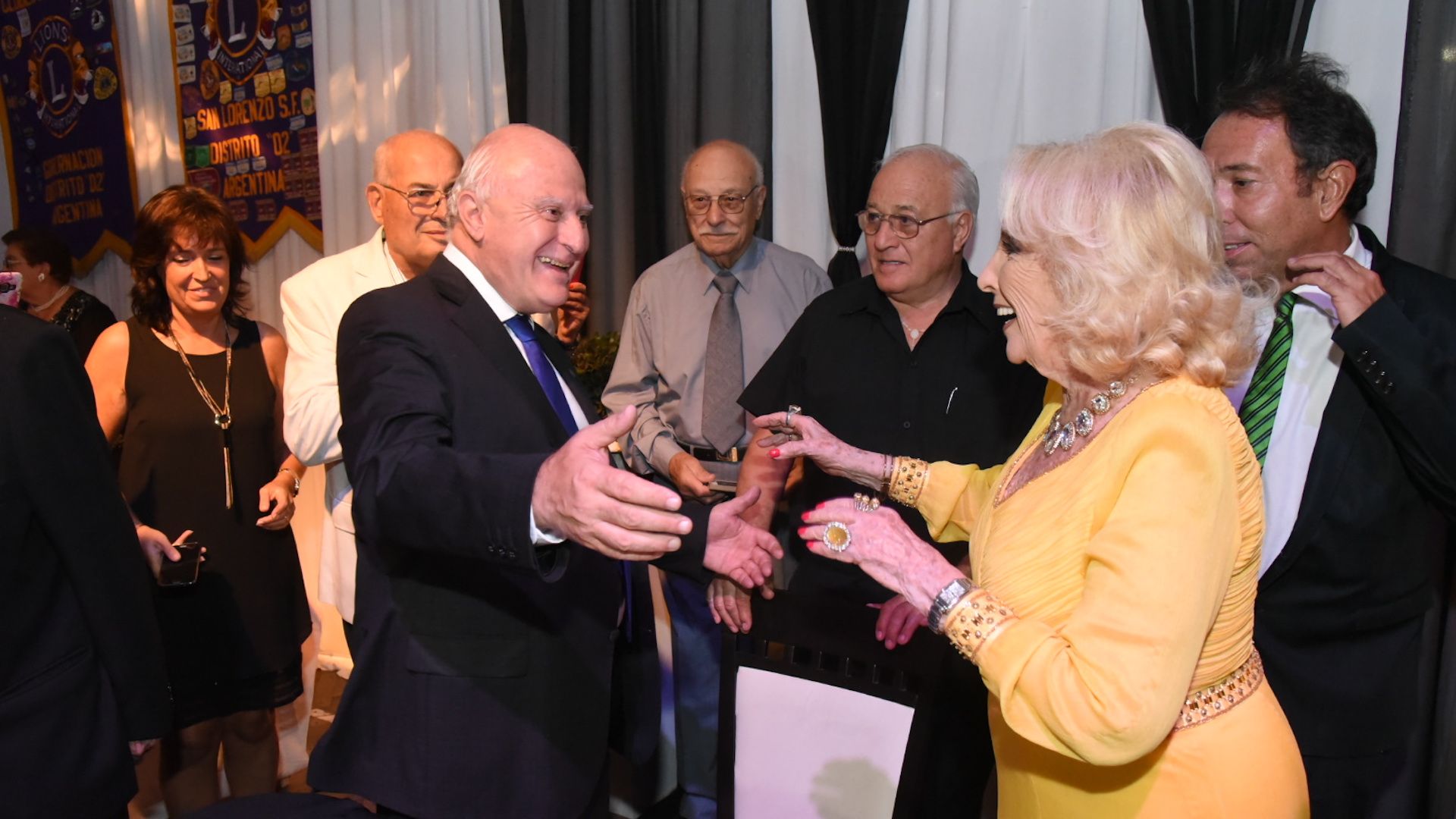 Efusivo saludo del gobernador con la diva de los almuerzos.&nbsp;