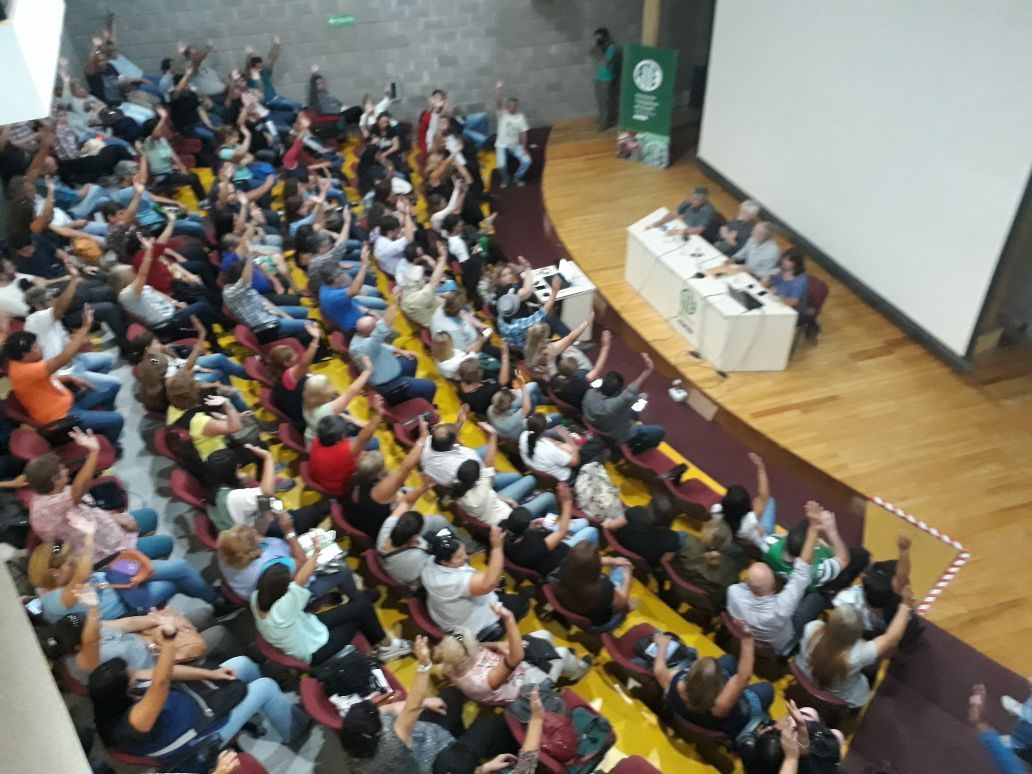 Plenario. Los delegados votaron a mano alzada las medidas de fuerza.