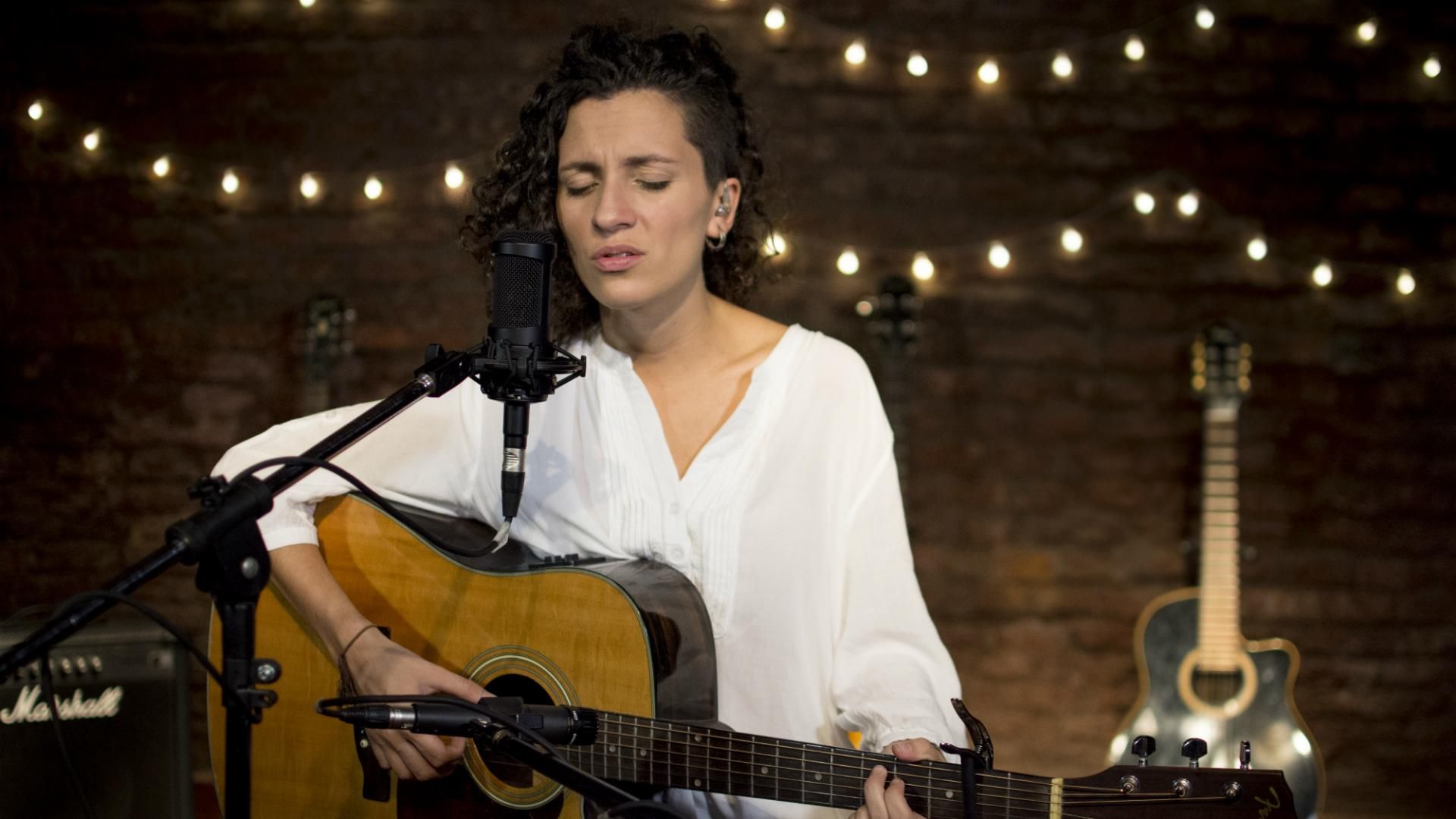 Luz Pereyra es líder de la banda santafesina de Pop/Rock Alguien Mató Algo, y actualmetne presenta canciones de su proyecto solista&nbsp;