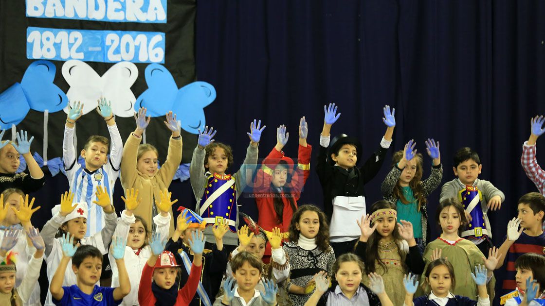 Juntos. En el colegio La Salle los estudiantes representaron la insignia patria con sus manos. Foto&nbsp;UNO/Diego Arias&nbsp;