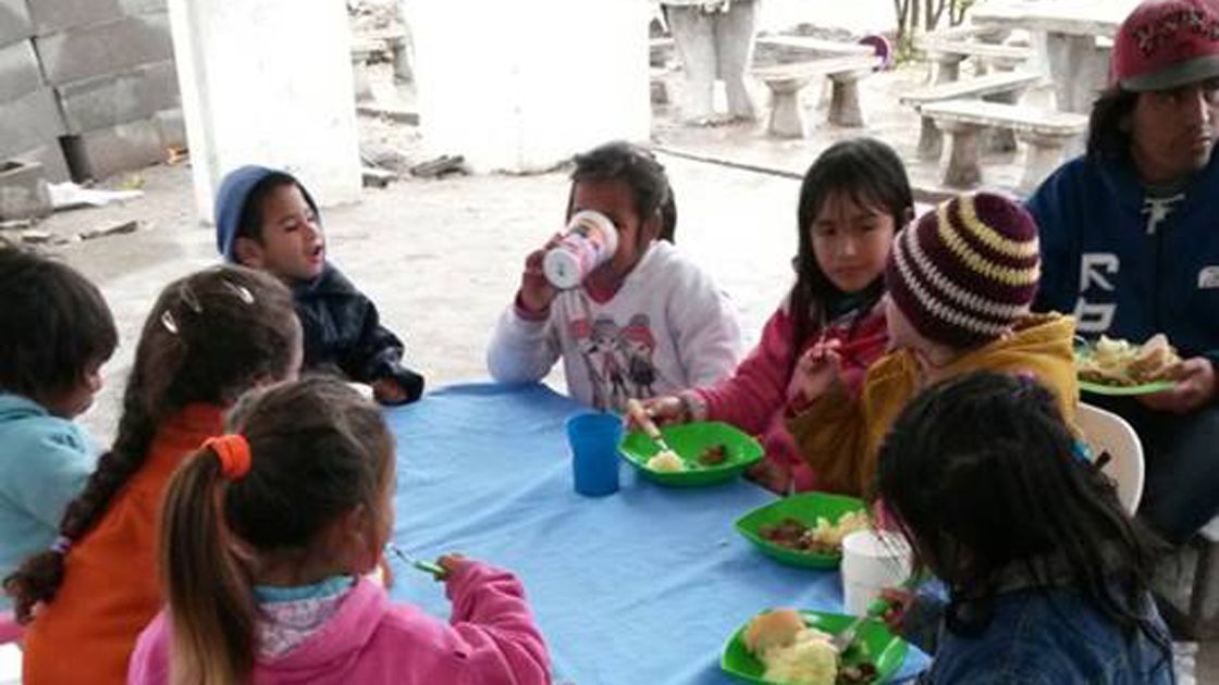 Las familias almorzaron en un improvisado comedor con el viento en la cara y la lluvia humedeciendo los huesos.
