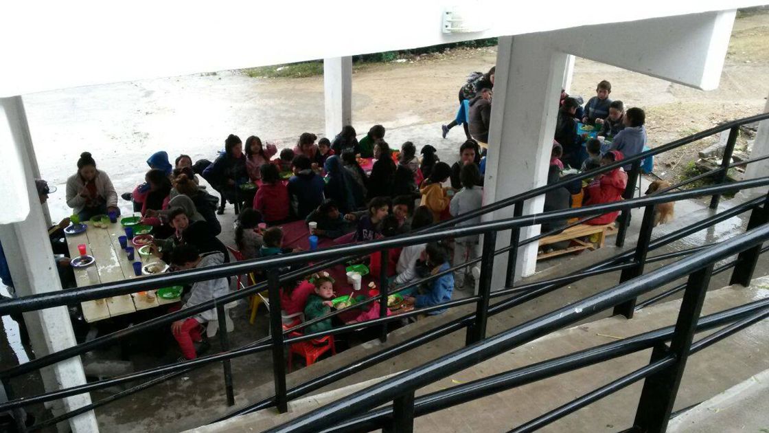 Ayer colocaron los tablones debajo del techo del nuevo centro de salud porque fueron a comer más de 100 personas.