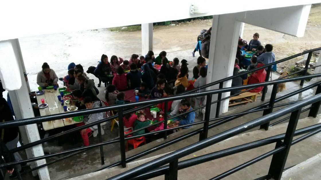 Comen sin reparos del viento y la lluvia para no servir la comida en tandas.