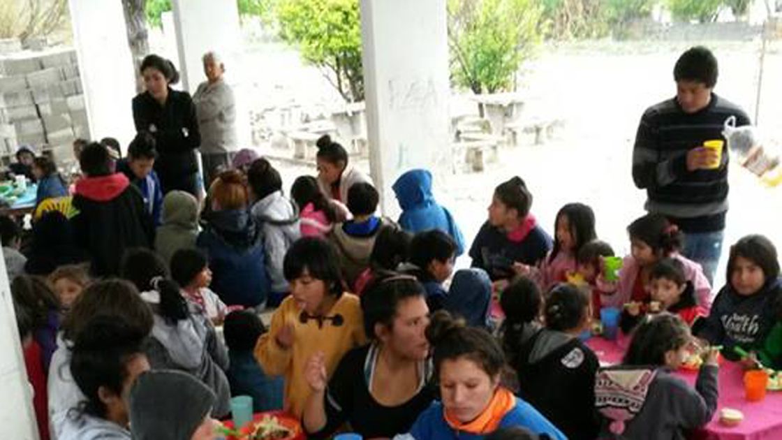 Algunos sábados llegan hasta 200 personas para comer en el almuerzo comunitario del barrio San Martín.