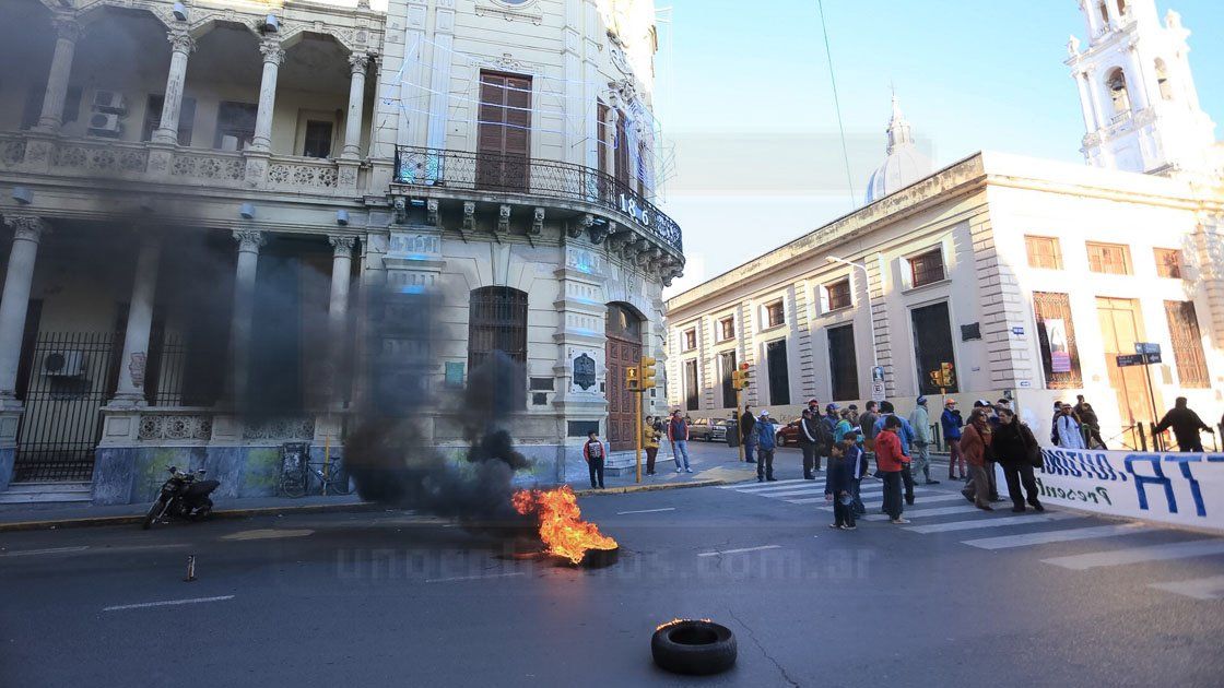 Tarjeteros cortaron el tránsito en Corrientes y Urquiza. Foto UNO&nbsp;Diego Arias.&nbsp;