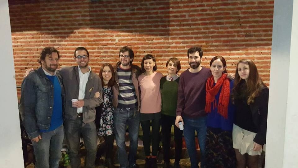 Artistas y editores en La Hendija, el sábado en la presentación. Foto Facebook Abrazo Ediciones.&nbsp;