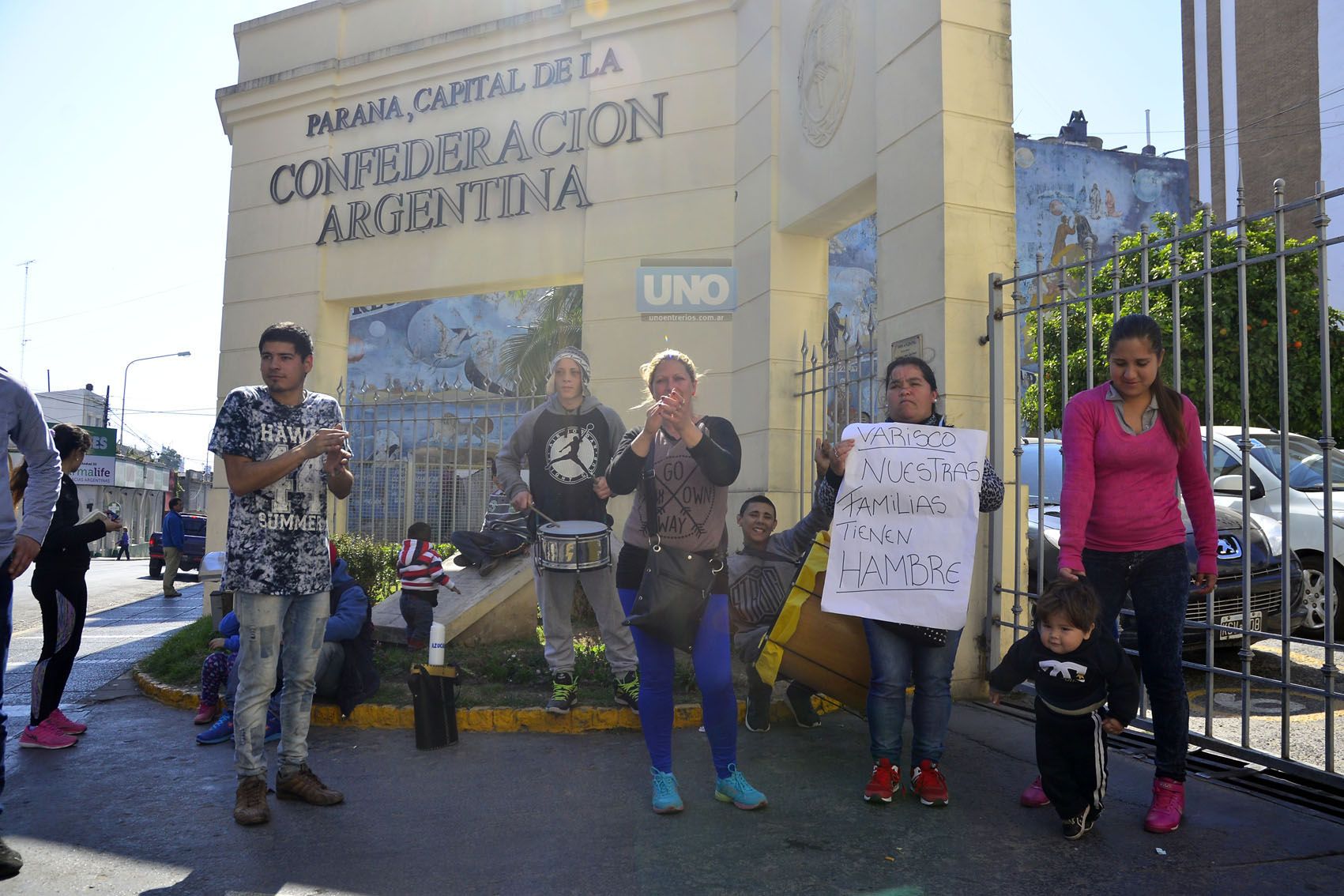 Muchachos y mujeres jóvenes con niños tomaron el estacionamiento de la Municipalidad. Foto UNO Mateo Oviedo.&nbsp;
