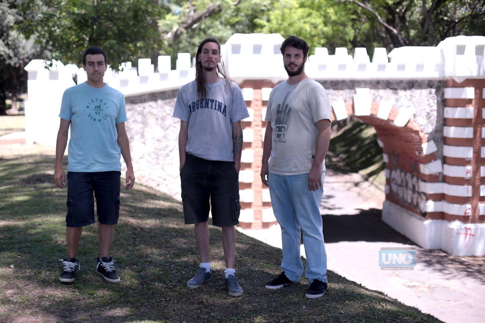Simón, Flaco y&nbsp;Sergio integrantes de la cooperativa cultural que organiza el #E4T. Foto UNO Juan Ignacio Pereira.&nbsp;