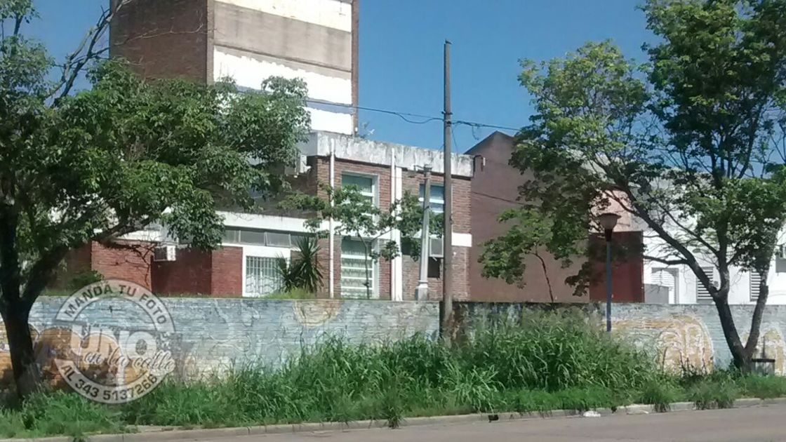 Vereda de Uader, en avenida Ramírez, la entrada a la ciudad. Una postal que da vergüenza