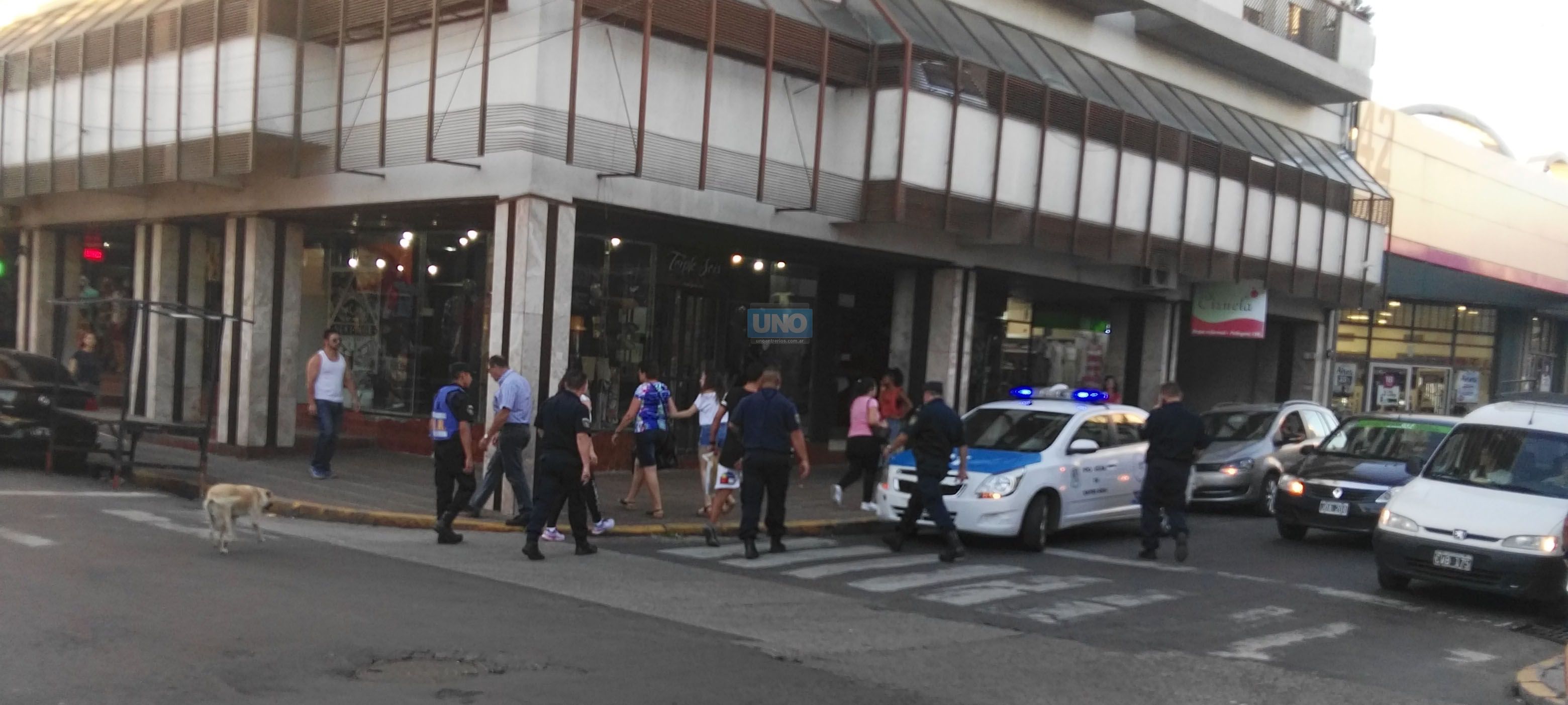 La pareja es acompañada por los policías para que suban al patrullero. Foto UNO Juan Manuel Kunzi. &nbsp;