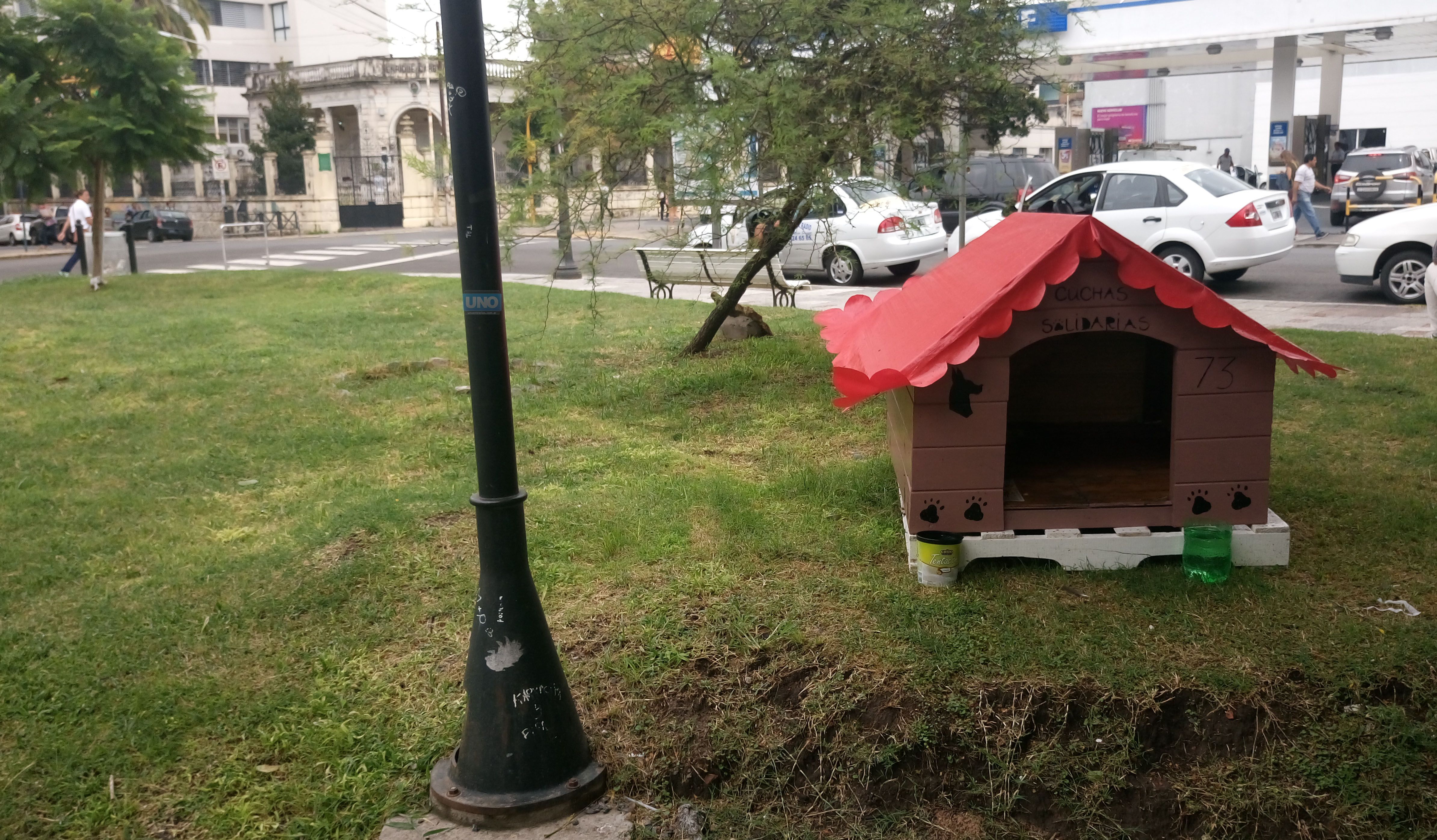 La cucha solidaria de la plaza Alvear. Foto UNO. Juan Manuel Kunzi.  