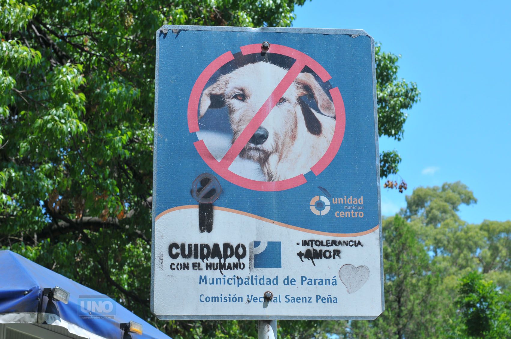 El cartel está frente a la cucha solidaria. Foto UNO Juan Manuel Hernández.&nbsp;