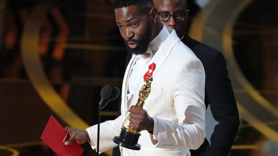 Barry Jenkins&nbsp;acepta el Oscar por mejor guión adaptado por&nbsp;Moonlight.&nbsp;