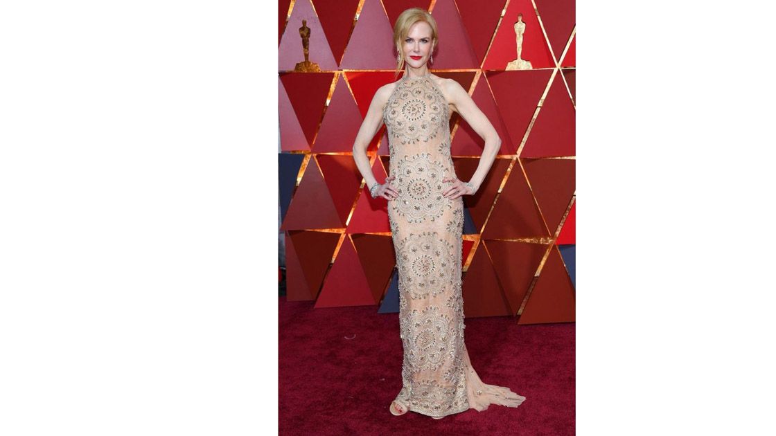 Nicole Kidman siguió la tendencia de la noche con un modelo en color nude &nbsp;