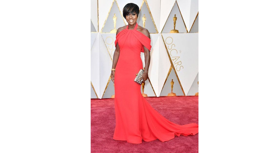 Viola Davis &nbsp;con su total red look &nbsp;