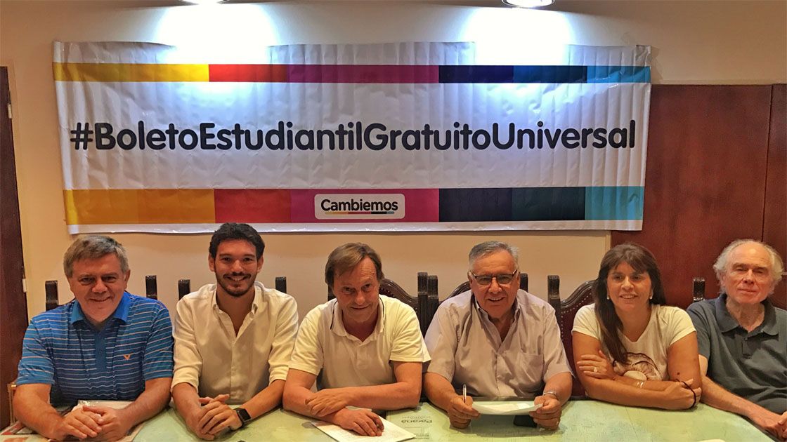 Firma. En el despacho de Varisco, el intendente junto a algunos concejales de Cambiemos.&nbsp;