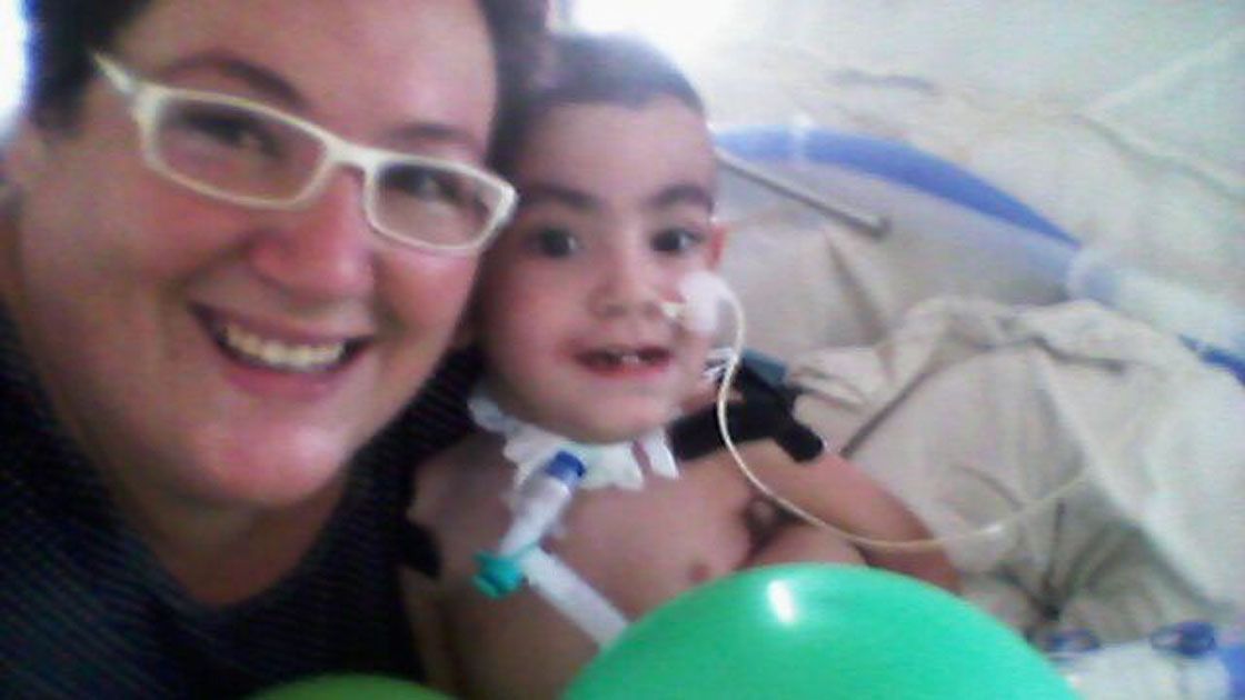 Valentín junto a su mamá, Sabina