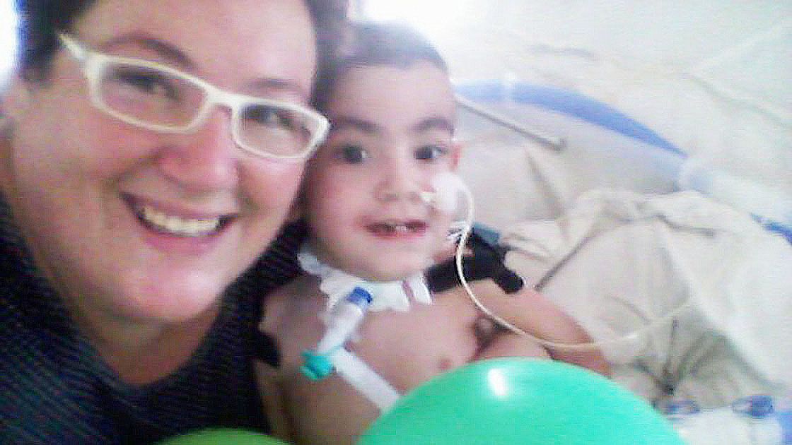 Valentín junto a su mamá, Sabina