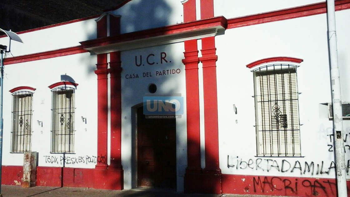 La sede del partido en calle San Martín amaneció con pintadas.&nbsp;