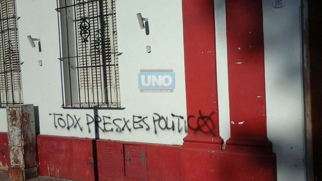 La sede del partido en calle San Martín amaneció con pintadas.&nbsp;