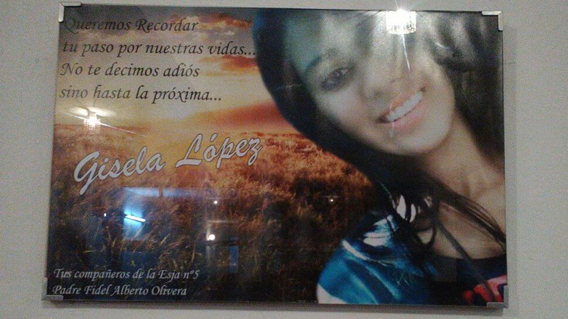En el salón de la escuela. El cuadro con la imagen de Gisela y un texto grabado por sus compañeros.