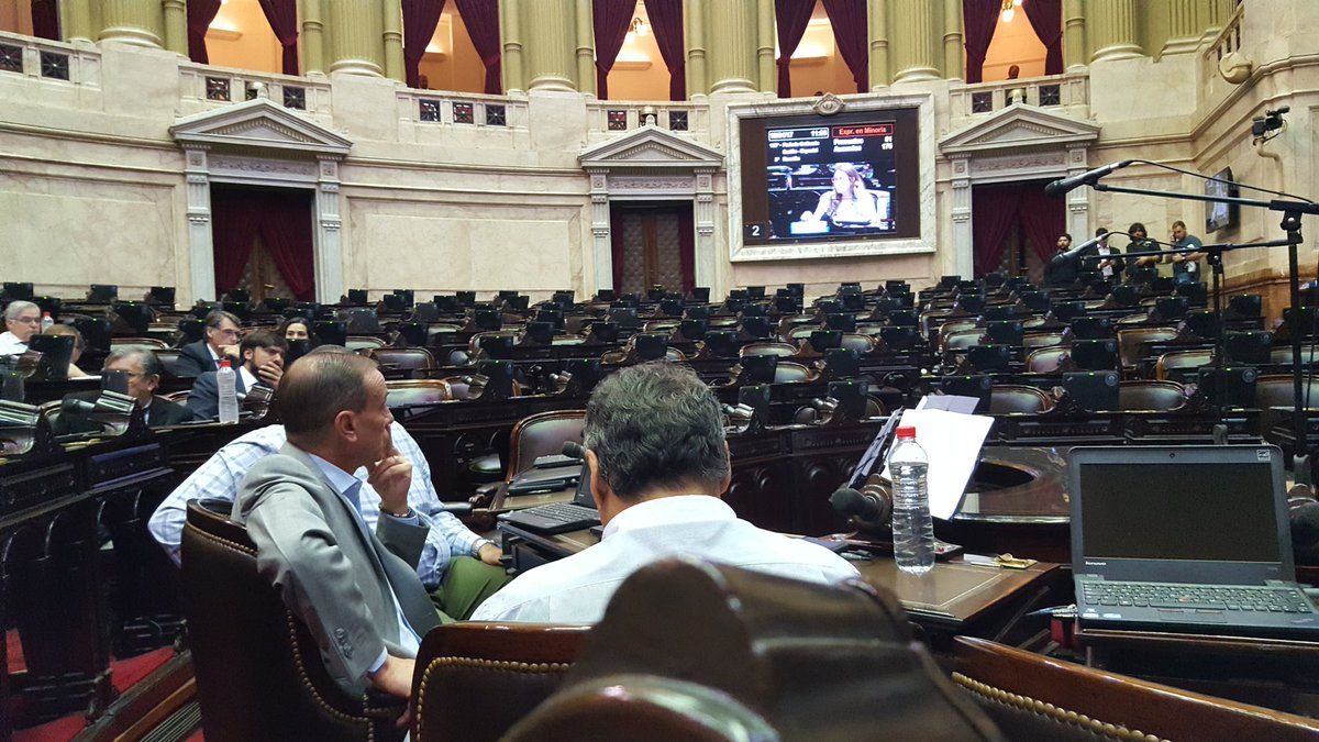 Las lugares de los diputados oficialistas estuvieron vacios a la hora de comenzar la sesión. &nbsp; 