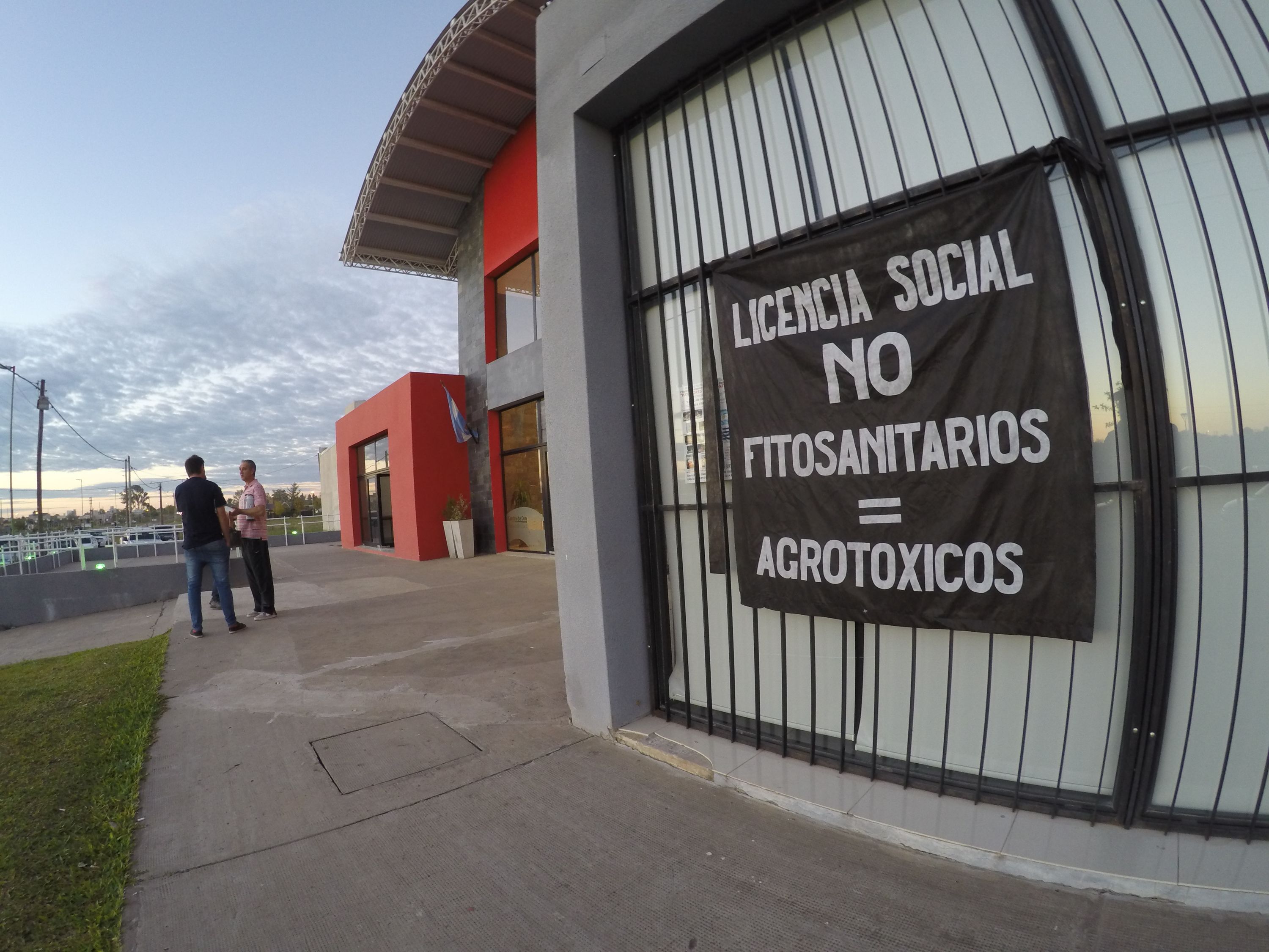 La bandera que colgaron ayer las organizaciones sociales en la puerta del Centro de Convenciones. Foto UNO Juan Manuel Kunzi.&nbsp;