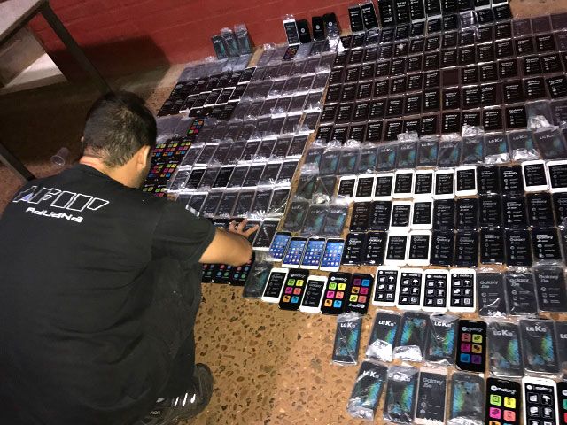 Los teléfonos entraban al país en forma ilegal para luego venderlos en el mercado legal. Foto AFIP.&nbsp;