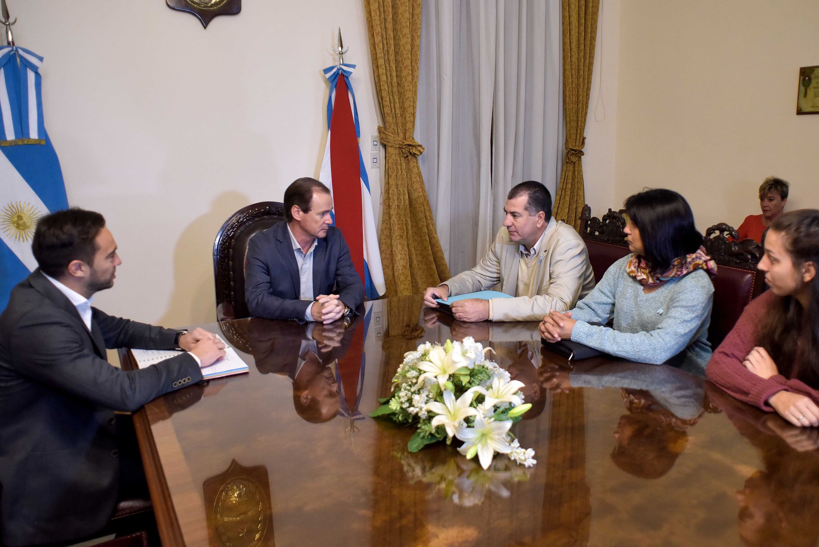 El ministro Urribarri, el gobernador Bordet y los padres de Camila. &nbsp;Foto Prensa Gobernación.&nbsp;