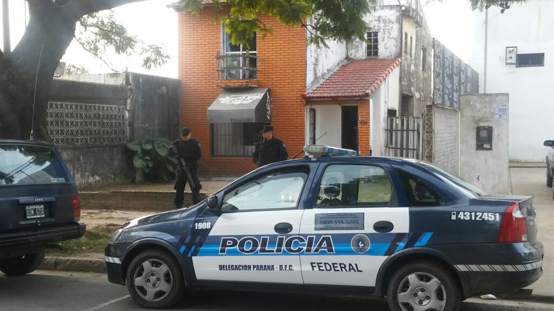Escondido. El acusado estaba prófugo y fue detenido en esta propiedad.