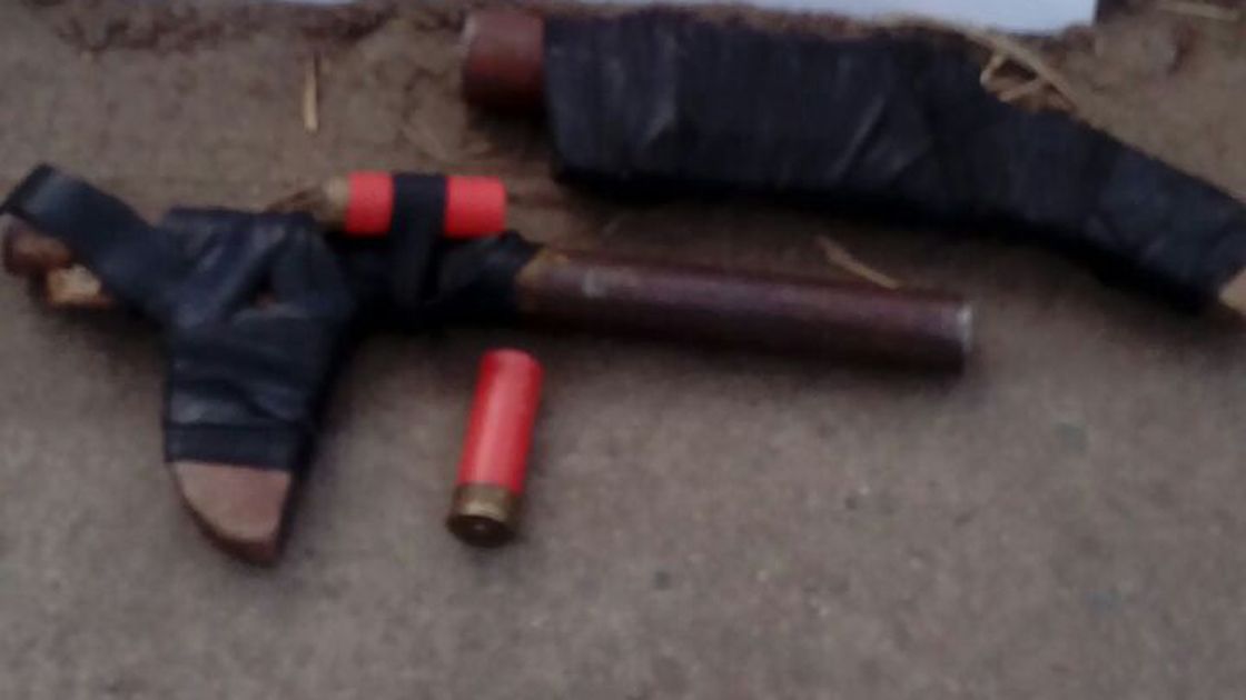 De fabricación casera. El joven fue detenido por el uso ilegal del arma.