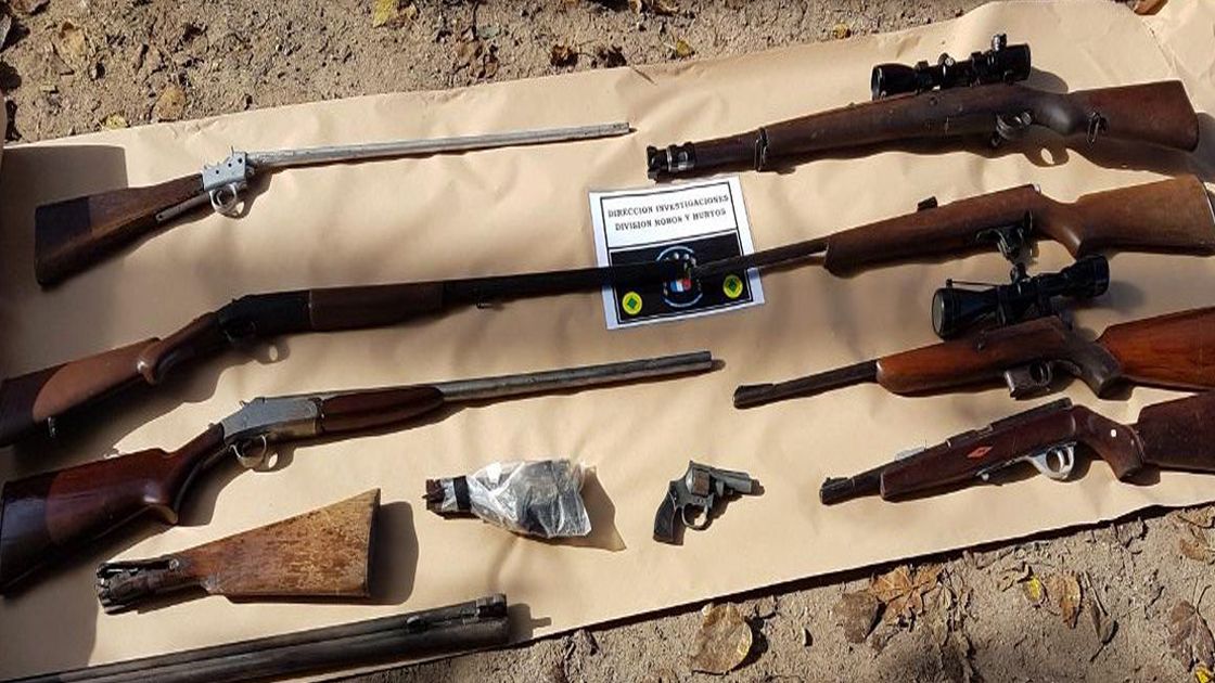 A la Alcaidía. El expolicía quedó detenido por la gran cantidad de armas que tenía.