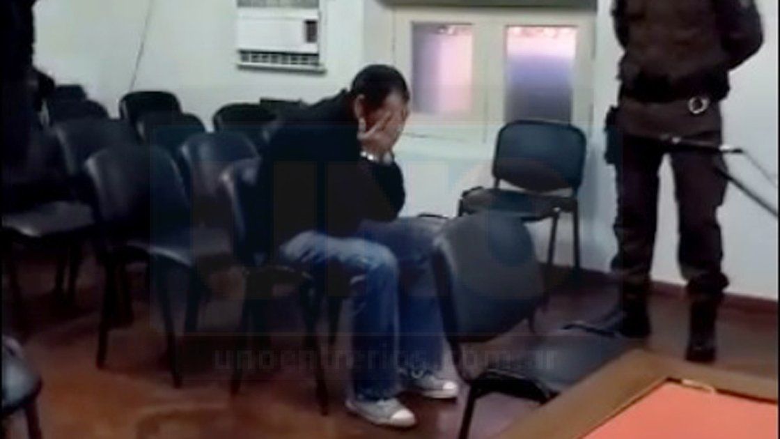 Acuña, solo con su custodia, aguarda la llegada del tribunal y evita a los medios.