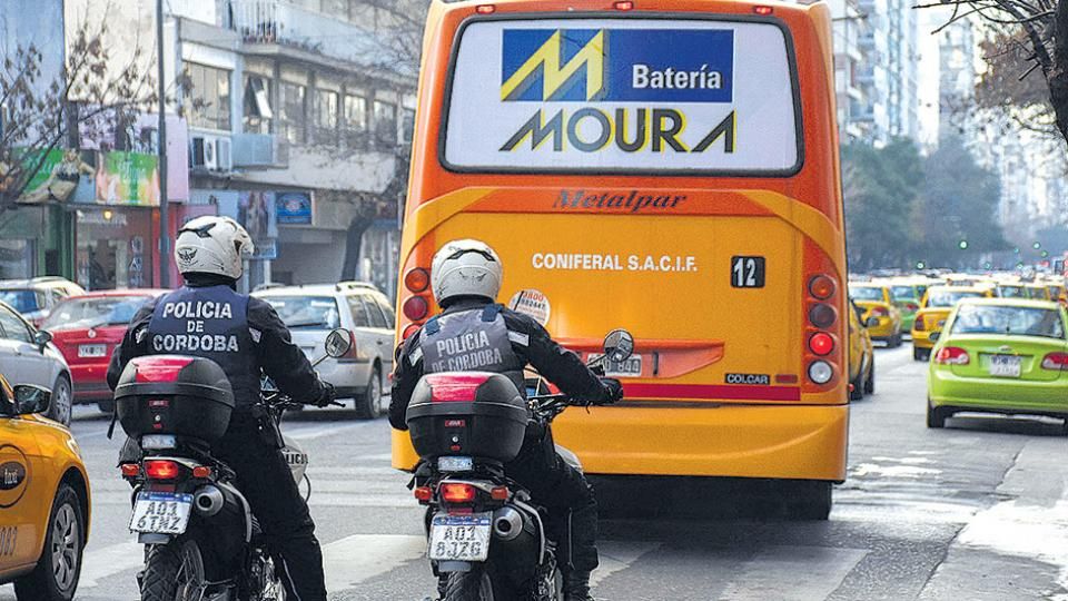 Los colectivos circulan custodiados por policías motorizados.&nbsp;