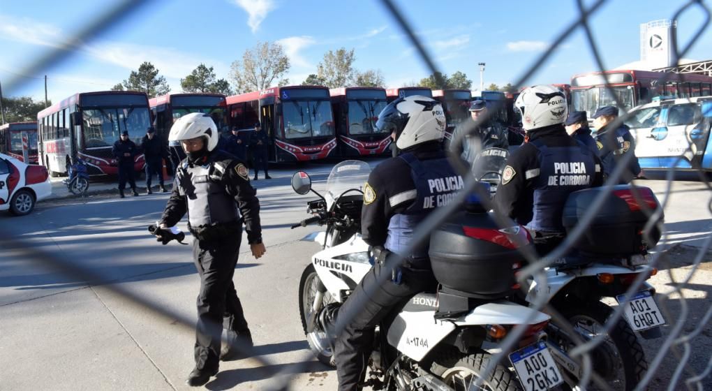 Los policías custodian a los colectivos desde la cabecera.&nbsp;