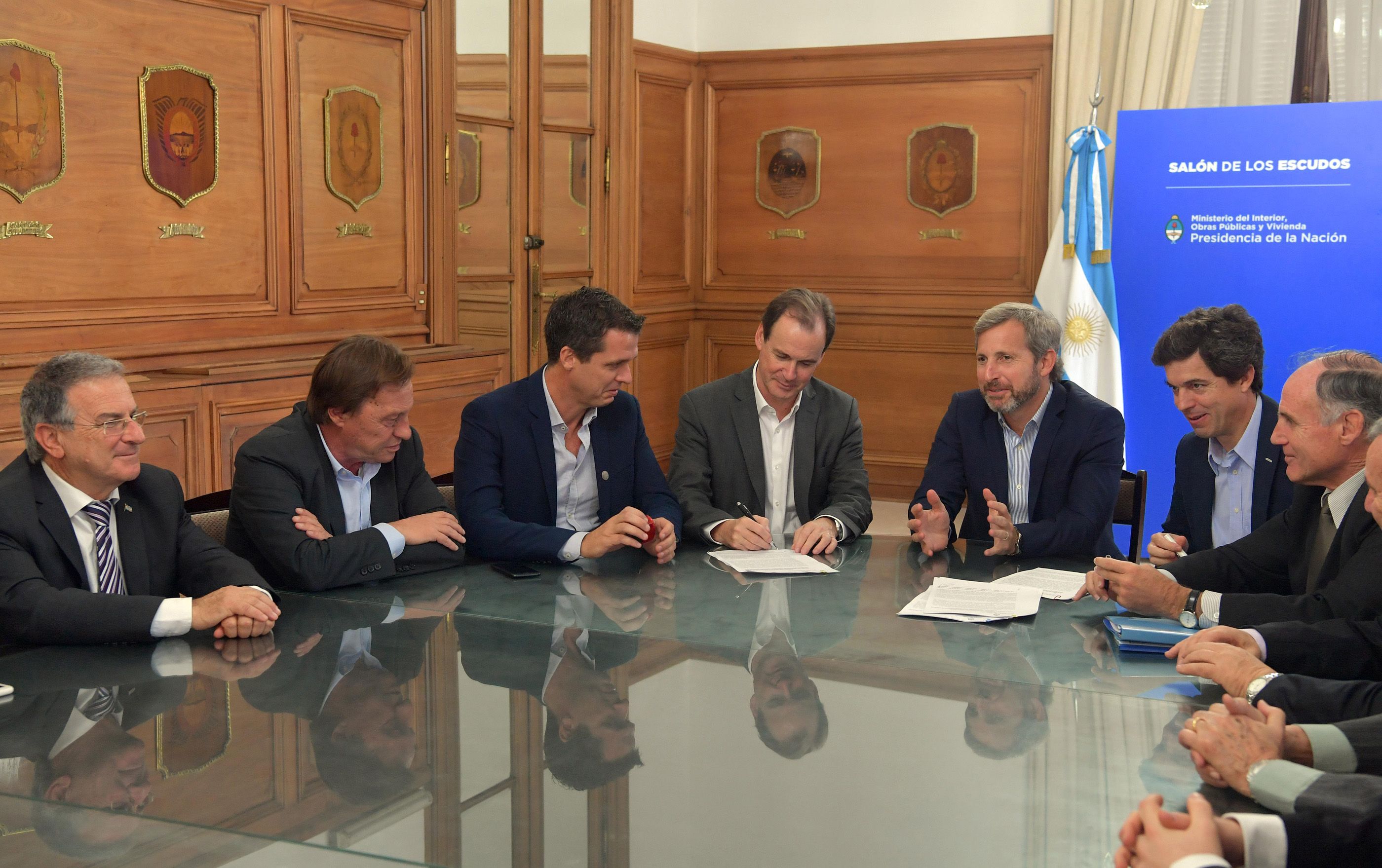 El gobernador firmando el convenio en el Salón de los Escudos.&nbsp;