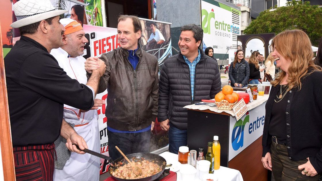 Bordet. Le presento a Zavallo, parece decirle al cocinero. El aludido sonríe. Claudia Gieco, de perfil.&nbsp;