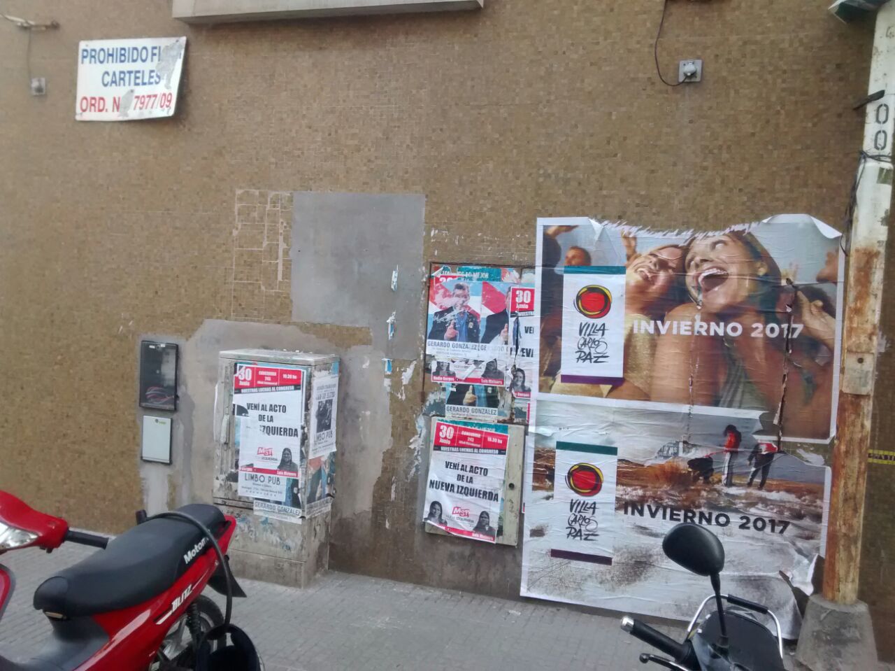 Sin palabras. Pese al cartel de prohibición, igual pegaron todo lo que pudieron. Foto: Javier Aragón.