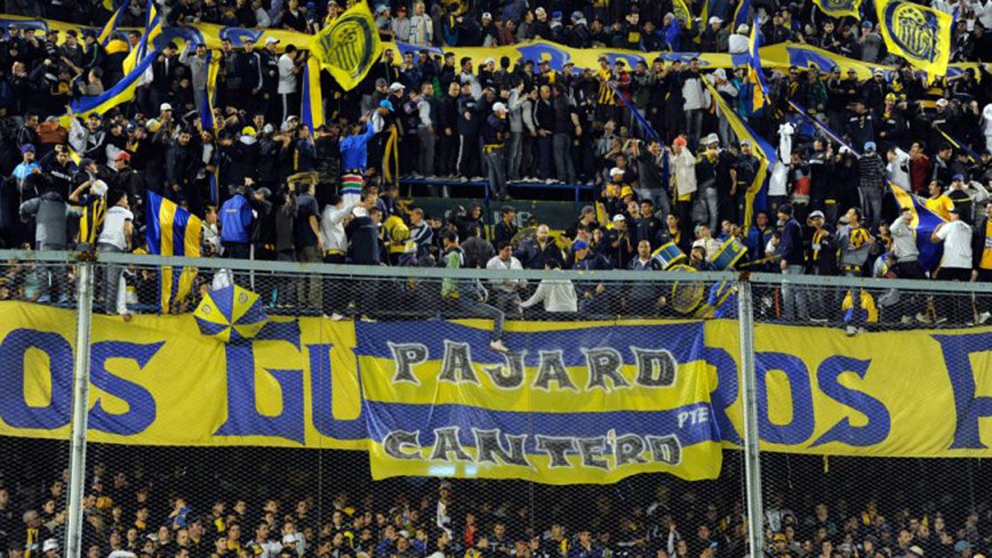 Cancha. La barra de Central con una bandera para el Pájaro.
