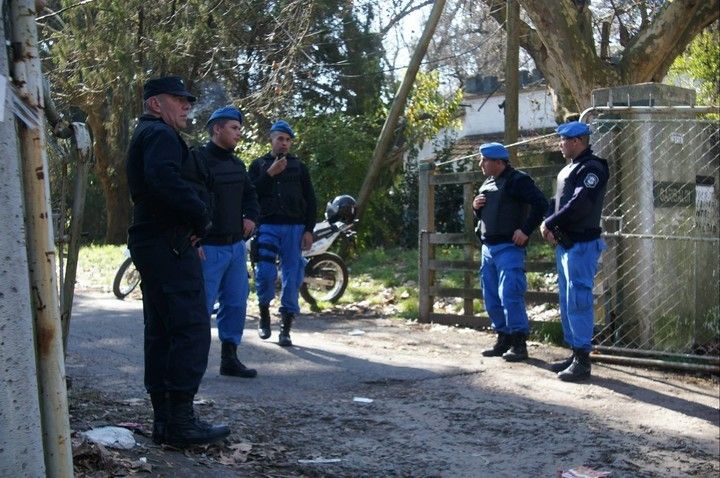 Policías en la puerta de la reserva de Santa Catalina, donde hallaron el cuerpo. Foto Mario Sayes.&nbsp;