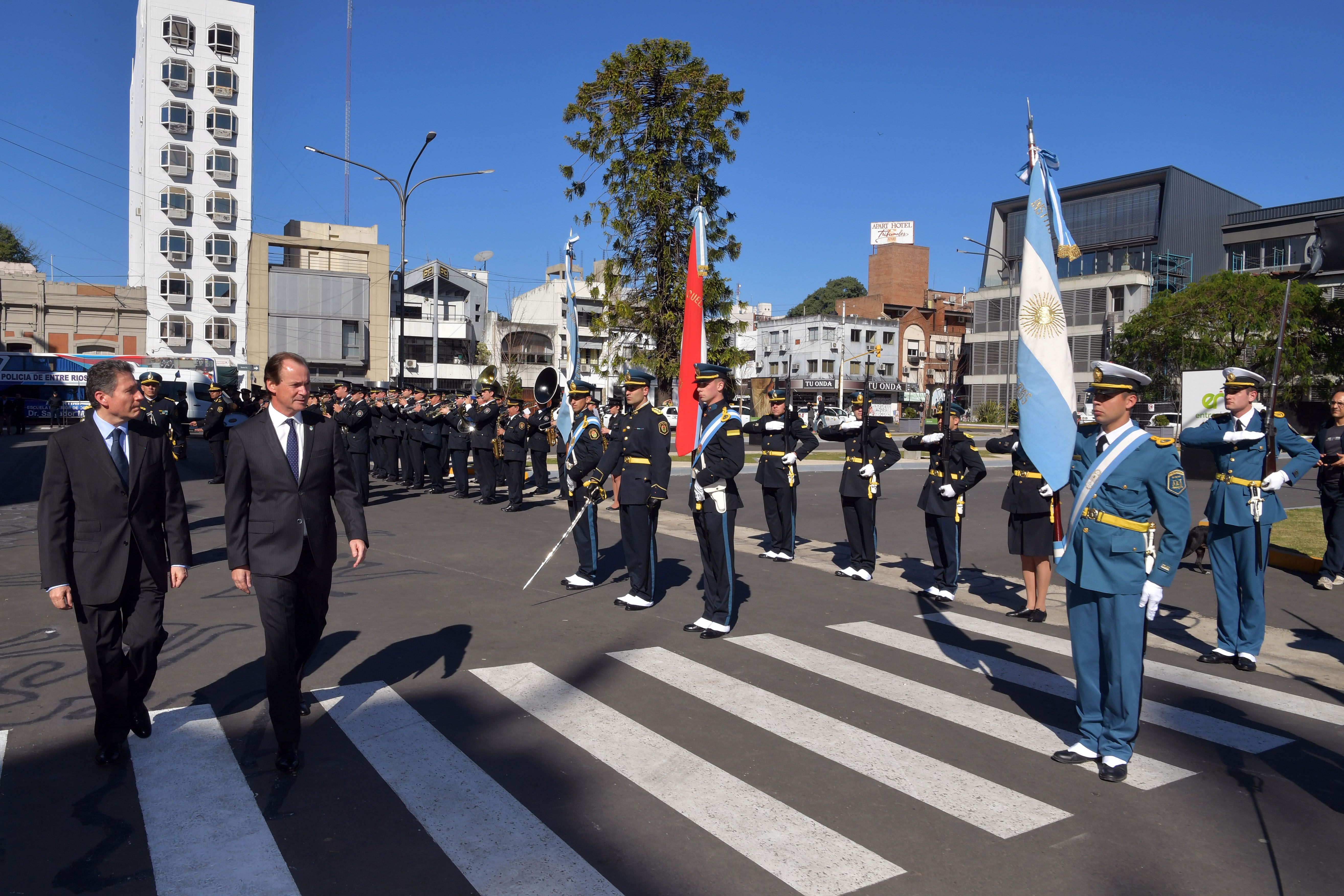 El embajador junto al gobernador en la puerta de la Casa de Gobierno. El embajador junto al gobernador en la puerta de la Casa de Gobierno.