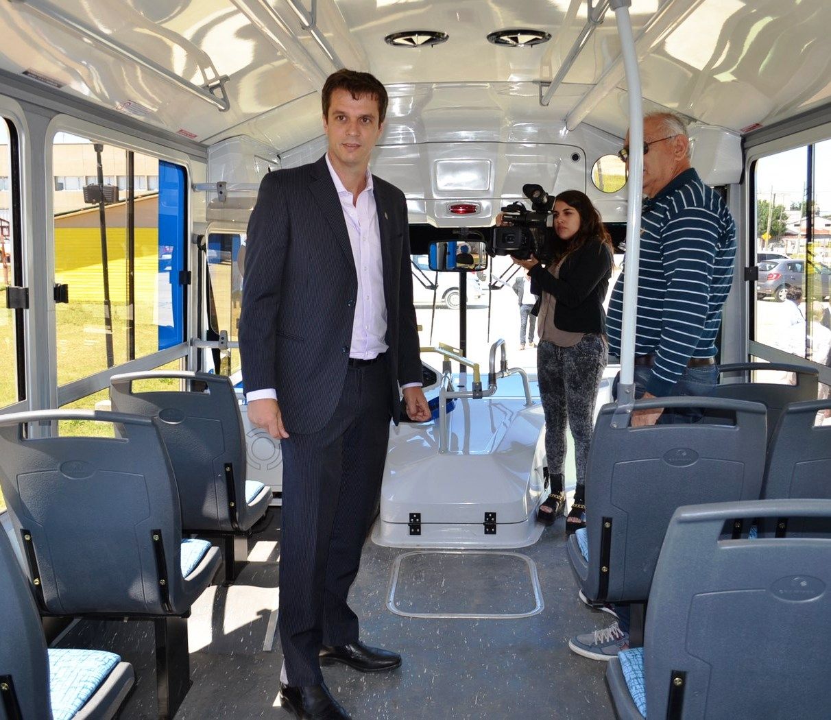 Cresto se subió a un colectivo para anunciar la llegada de la SUBE. Foto prensa Municipalidad de Concordia. &nbsp;