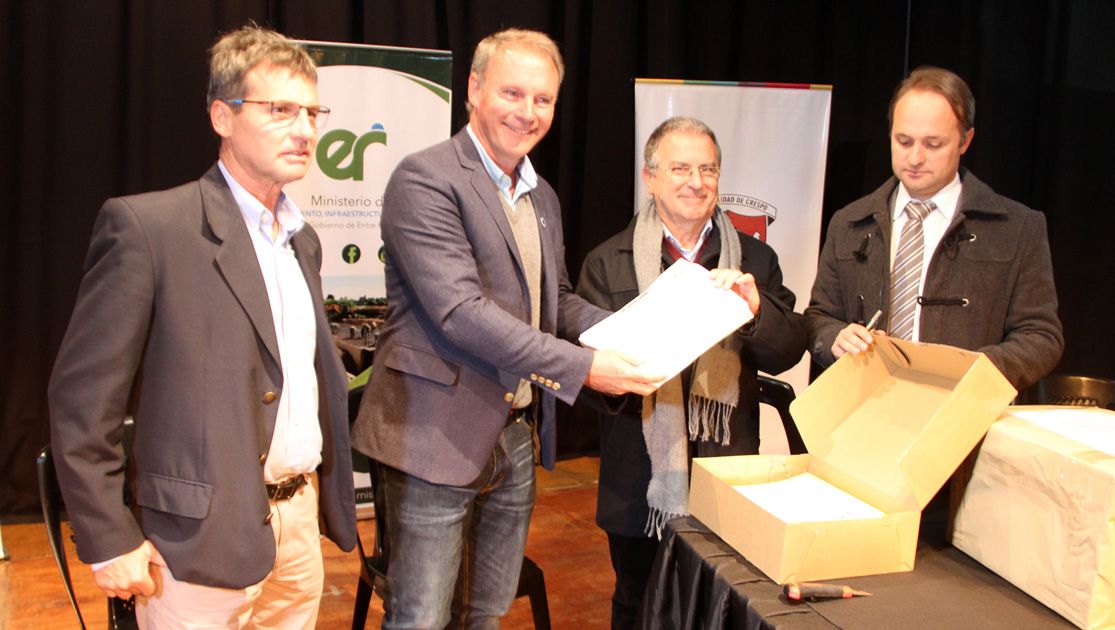 El intendente Schneider y el ministro Luis Benedeto.