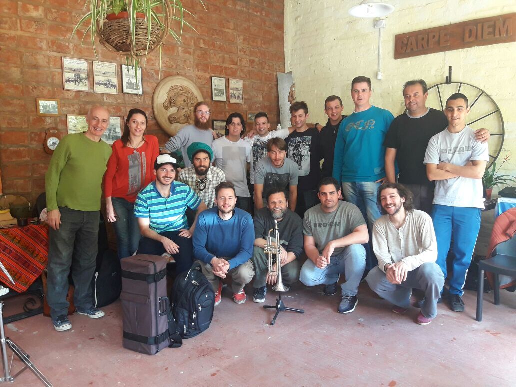Los músicos y el director de la Paraná Big Band.&nbsp;