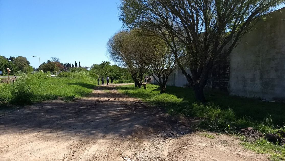 Buscando datos. El personal de Robos y Hurtos y los dos fiscales recorrieron las instalaciones.