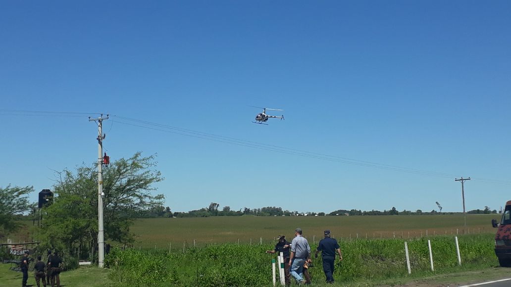 Por tierra y aire. La Policía inició un amplio operativo al costado de la ruta 12.